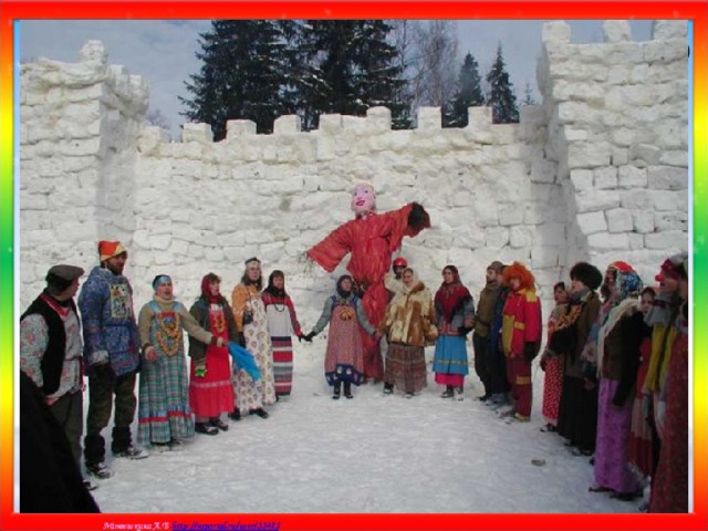 На площади, где проходило празднование Масленицы строили снежную крепость