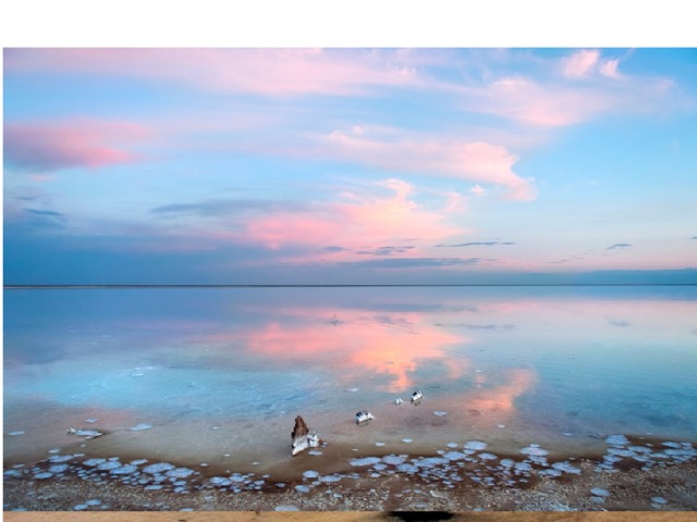 Эльтон ОЗЕРО ЭЛЬТОН - один из самых интересных природных объектов на территории Волгоградской области. Соленое озеро огромных размеров, сравнимое разве что с израильским Мертвым морем, раскинулось посреди Палласовского района.  Эльтонское озеро представляется самым большим и богатым из всех известных в мире соляных озер. Толщина пласта соли до сих пор точно не определена. Но самое главное в Эльтоне - его целебные свойства. Когда-то здесь даже был Музей оставленных костылей: люди, приезжавшие сюда на костылях, через месяц-другой возвращались домой, оставив костыли в местном санатории.  Давно было подмечено, что к концу лета поверхность озера окрашивается в загадочный пурпурно-золотистый цвет. 