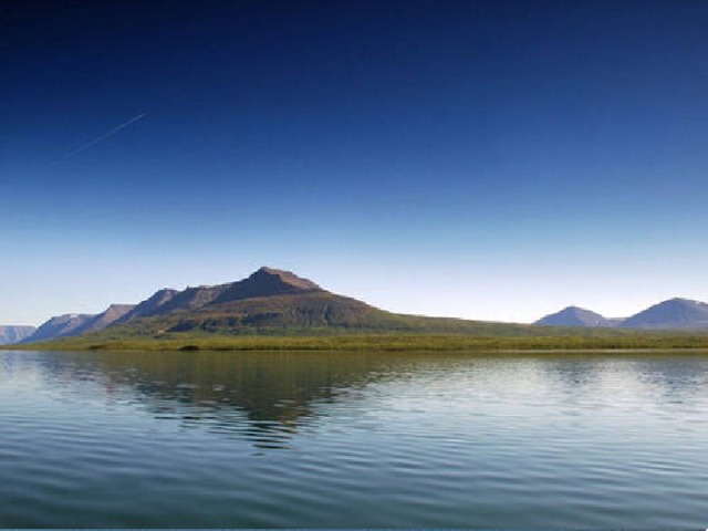 Таймыр Озеро Таймыр, площадь которого составляет 4 560 км2, часто называют северным братом Байкала. После него Таймыр – второе по площади озеро в азиатской части страны. В это холодное озеро также впадает много рек и речушек, а вытекает лишь одна – Нижняя Таймыра. Как и Байкал, Таймыр окружен горной системой – горами Бырранга. Но не только сходством с Байкалом известен Таймыр. Это – самое северное из крупных озер, существующих в мире. Озеро, находящееся далеко за полярным кругом, практически всегда покрыто льдом и освобождается от оков лишь на 73 дня в году.